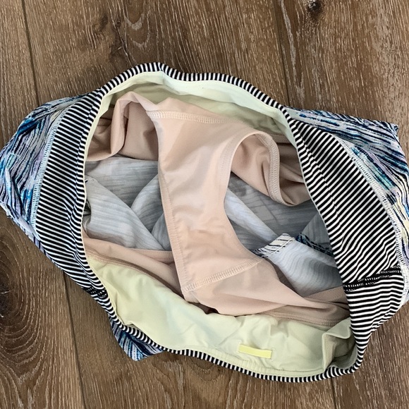 Lululemon speed up shorts, low waist, 2.5 inch inseam - Picture 2 of 6